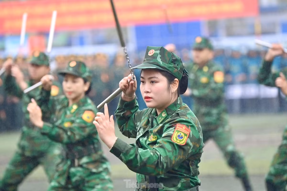 Việc sử dụng thành thạo côn nhị khúc với những đường đánh linh hoạt, bất ngờ, biến hóa, đánh bằng cả 2 tay, đánh trên 4 phương, 8 hướng; đổi hướng tấn công nhanh giúp cán bộ, chiến sĩ Bộ đội Biên phòng nhanh chóng khống chế đối tượng, đặc biệt là các loại tội phạm nguy hiểm.