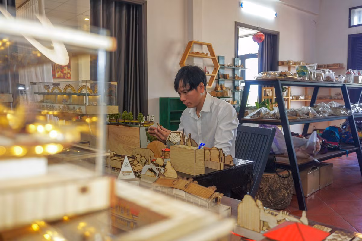 Qua 8 năm nghiên cứu và phát triển, các sản phẩm mô hình 2D và 3D bằng gỗ của anh Nguyễn Văn Bính (SN 1986, quê tại Hà Nam) đã trở thành những món quà lưu niệm, trưng bày độc đáo, góp phần quảng bá du lịch Đà Nẵng đến với du khách gần xa.