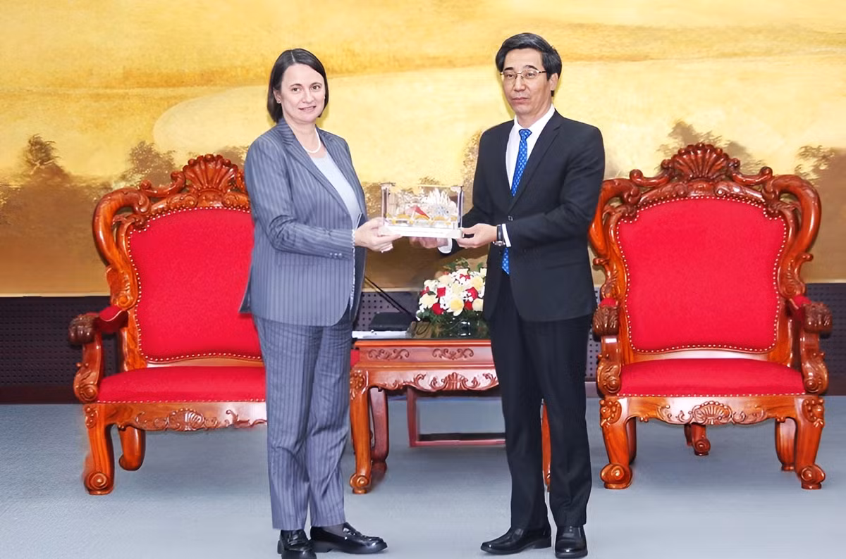 Mô hình "Đà Nẵng thu nhỏ" của anh Bính được Phó Chủ tịch UBND TP Đà Nẵng Trần Chí Cường dùng làm quà tặng cho Tổng Lãnh sự Pháp Emmanuelle Pavillon-Grosser, hôm 15/3 vừa qua.