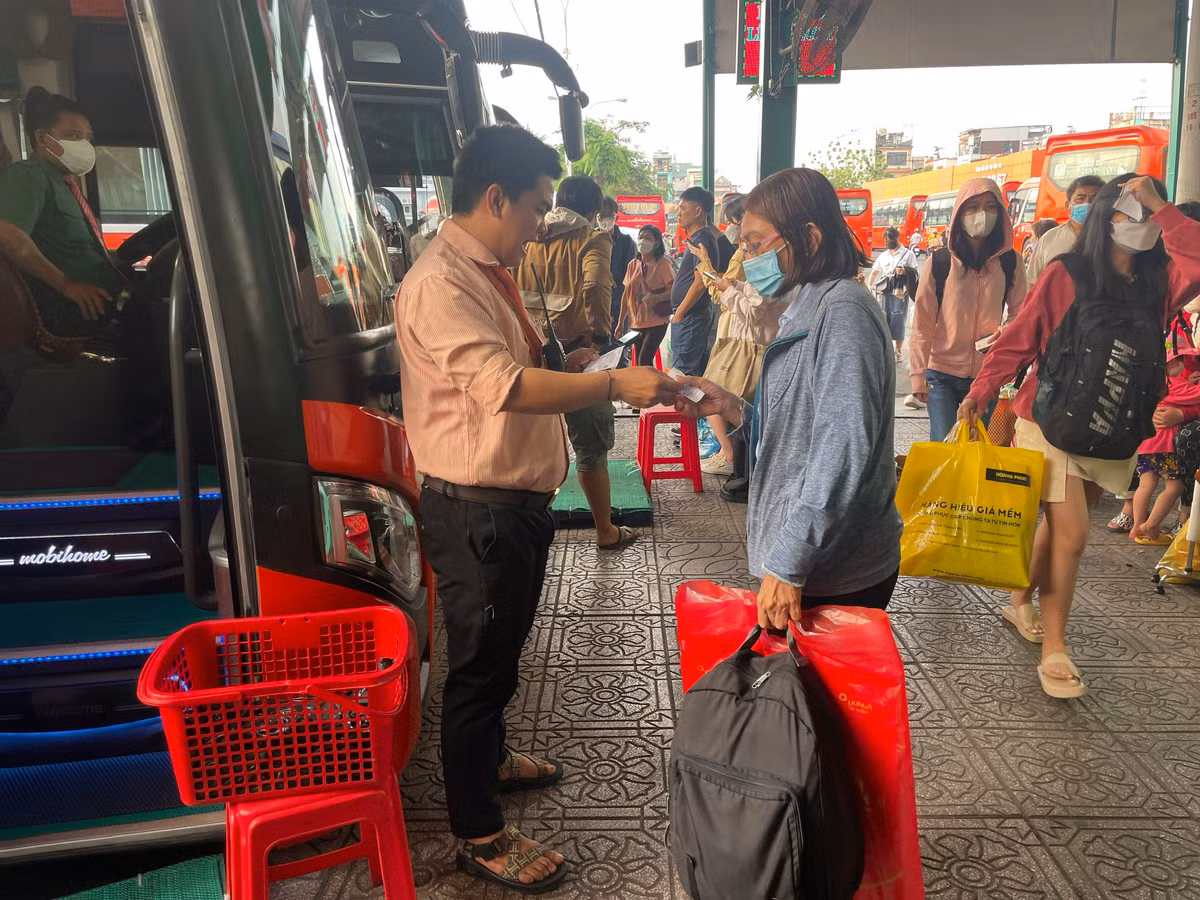 Ngay cuoi nam 2022, khach nuom nuop do ra ben xe ve que-Hinh-8