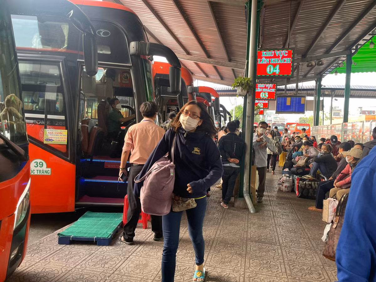 Ngay cuoi nam 2022, khach nuom nuop do ra ben xe ve que-Hinh-7