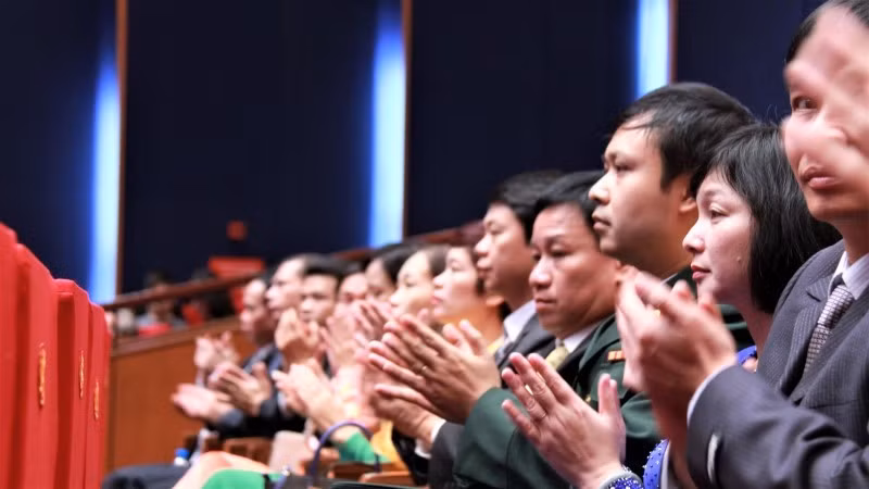Ve Hau Giang lam viec: Giao su nhan 300 trieu, tien si 200 trieu dong