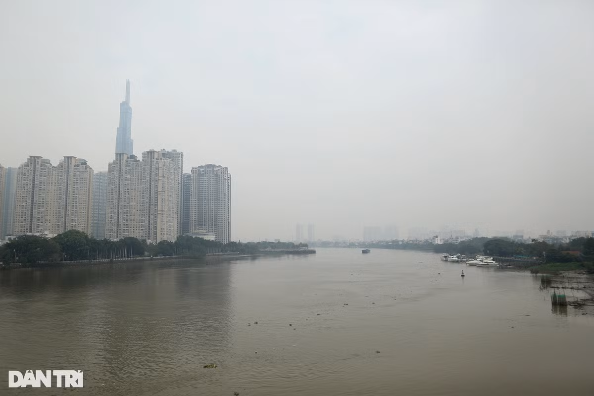 Khu vực sông Sài Gòn (quận Bình Thạnh), là nơi có chỉ số chất lượng không khí khá cao (189 AQI), nồng độ bụi lên tới PM2.5 (Ảnh: Hải Long).