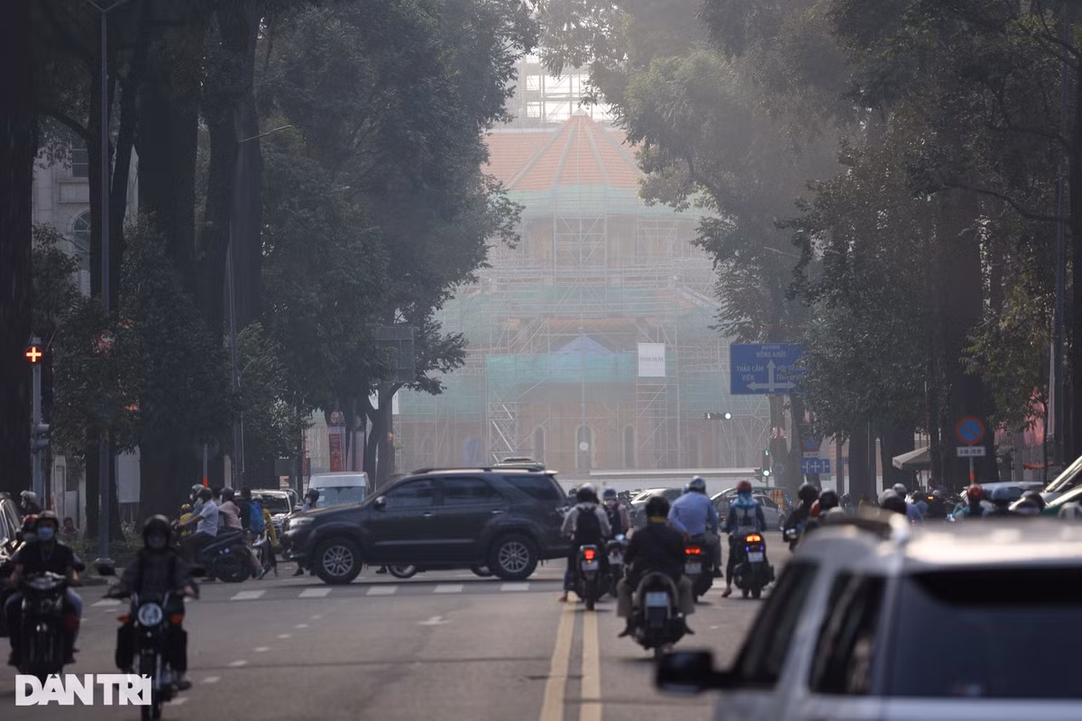 Nhà thờ Đức Bà (quận 1) nhìn từ hướng đường Phạm Ngọc Thạch (Ảnh: Trần Đạt). 
