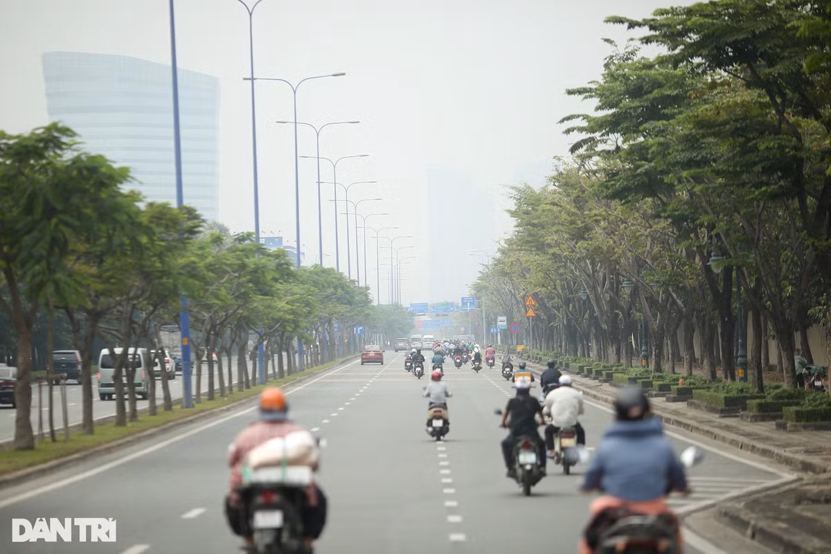 Vào lúc 11h, tuyến đường Mai Chí Thọ (TP Thủ Đức) hướng về hầm Thủ Thiêm (quận 1) vẫn mù mịt, những tòa nhà cao tầng phía trước mờ ảo trong lớp bụi mù (Ảnh: Hải Long).