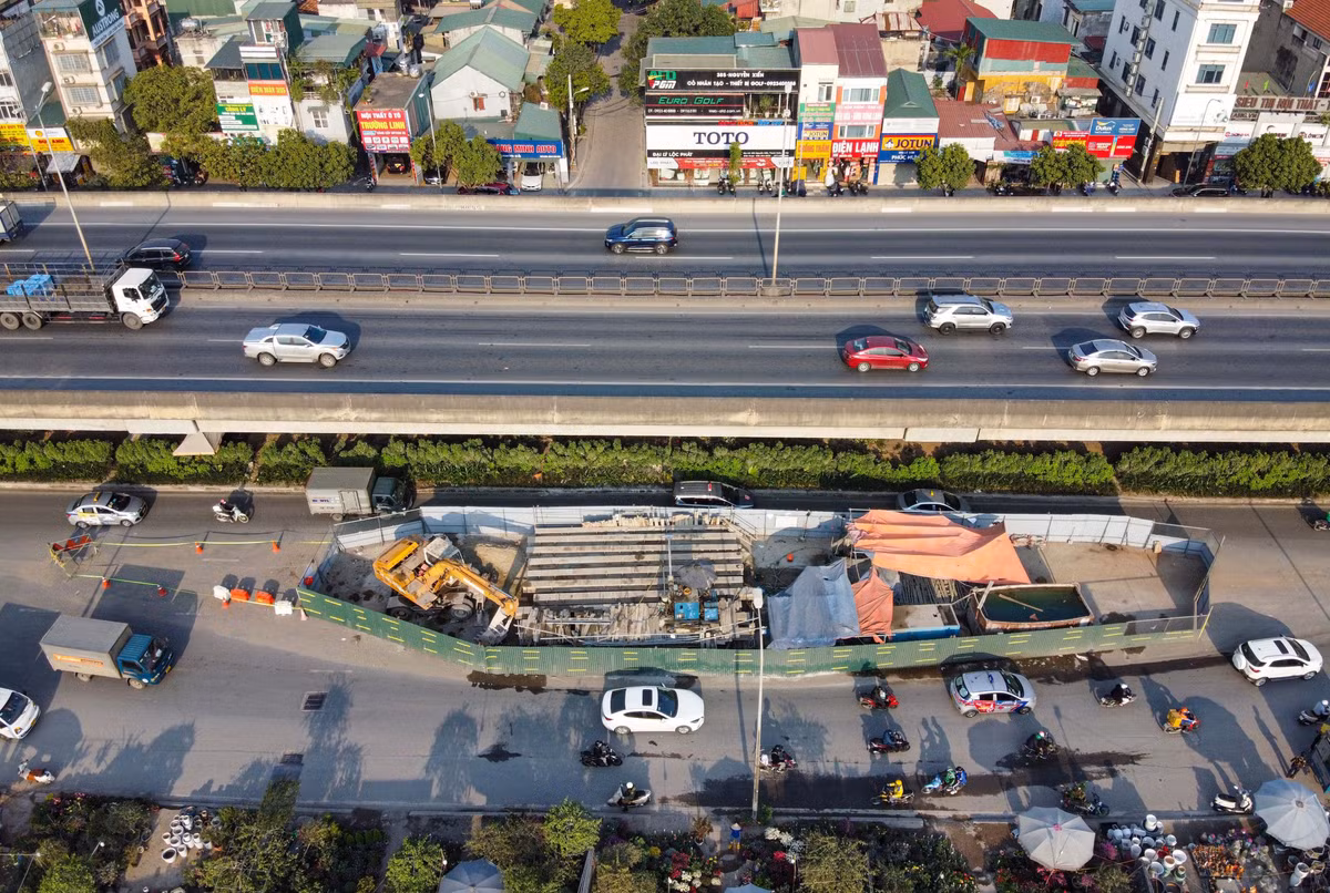 Sau khi cơ quan chức năng thu hẹp rào chắn trên đường Nguyễn Xiển, giao thông qua khu vực này thông thoáng hơn, ngay cả trong khung giờ cao điểm.