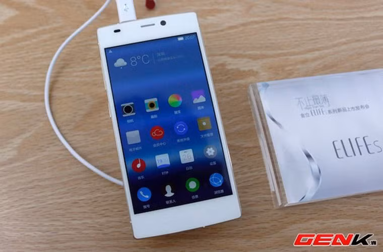 Điện thoại mỏng nhất thế giới lên kệ 18/3 với giá 374 USD. Theo thông báo của hang Gionee, chiếc điện thoại mệnh danh là mỏng nhất thế giới Gionee Elife S5.5 sẽ lên kệ ngày 18/3 tới. Nó chỉ dày 5,5 mm, sử dụng màn hình 5 inch Super AMOLED, với độ phân giải 1080x1920 px, bộ vi xử lý Media Tek MT 6592, RAM 2Gb, camera sau 13 Mp, camera trước 5 Mp.