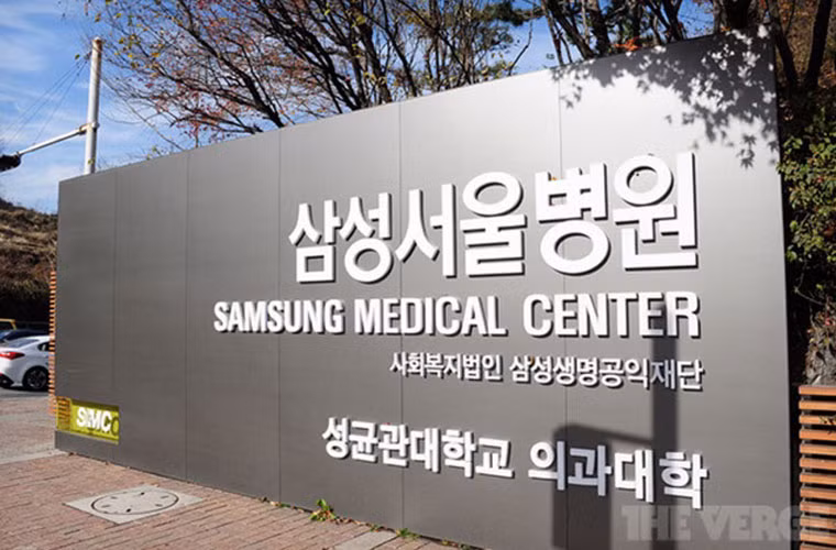 Một công nhân Samsung chết. Vụ việc xảy ra tại trung tâm nghiên cứu và phát triển ở Suwon, Hàn Quốc khi hệ thống báo cháy đã nhầm lẫn, thải ra khi carbon dioxit, khiến một công nhân lái máy kéo tử vong. Đây không phải là lần đầu tiên sự việc kiểu này xảy ra tại các cơ sở sản xuất của Samsung.