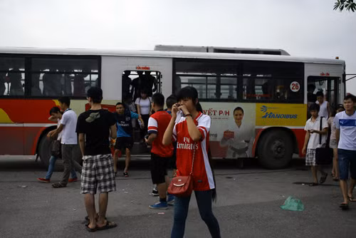 Nhiều sinh viên đi bằng xe buýt đến. Nhiều sinh viên đi bằng xe buýt đến.