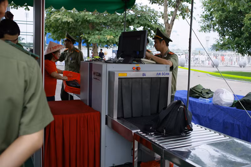 Qua cửa an ninh.
