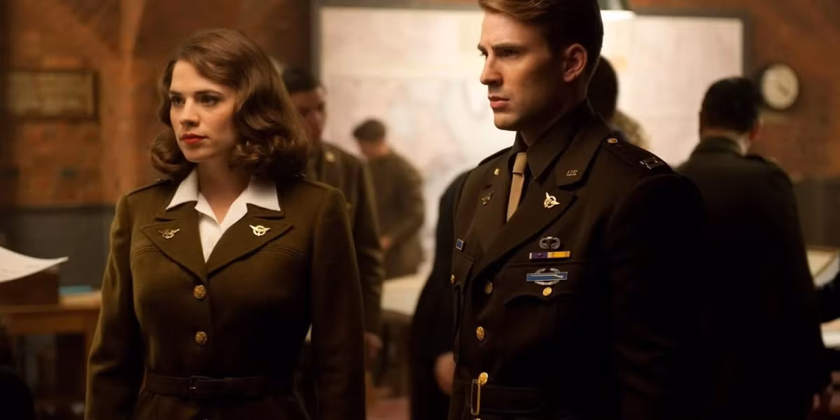 Hayley Atwell vốn không xa lạ với giới yêu phim. Cô là người tình màn ảnh của tài tử Chris Evans trong loạt bom tấn mang thương hiệu Marvel. Trong các phim, Atwell thủ vai nữ cảnh sát quyết liệt Peggy Carter đồng thời là bạn gái của Đại úy Mỹ. Ảnh: Screenrant.