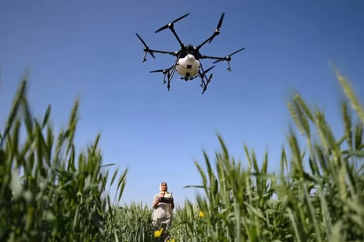 Hình ảnh phụ nữ Ấn Độ điều khiển UAV chuyên nghiệp gây ngỡ ngàng - Hình 2 Hinh anh phu nu An Do dieu khien UAV chuyen nghiep gay ngo ngang-Hinh-2