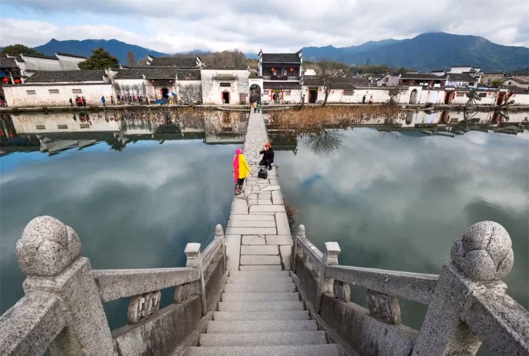 Xa xa, những ngọn núi hùng vĩ tạo nên một phông nền hoàn hảo, thích hợp là địa điểm ghé thăm của những người yêu thiên nhiên.