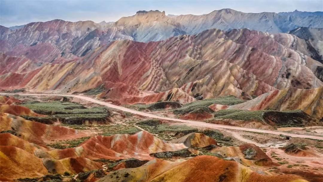  Vườn quốc gia Zhangye Danxia: Nằm ở tỉnh Cam Túc phía Tây Bắc Trung Quốc, công viên địa chất này chính là nơi nổi tiếng với những ngọn núi độc đáo thu hút nhiều khách du lịch.