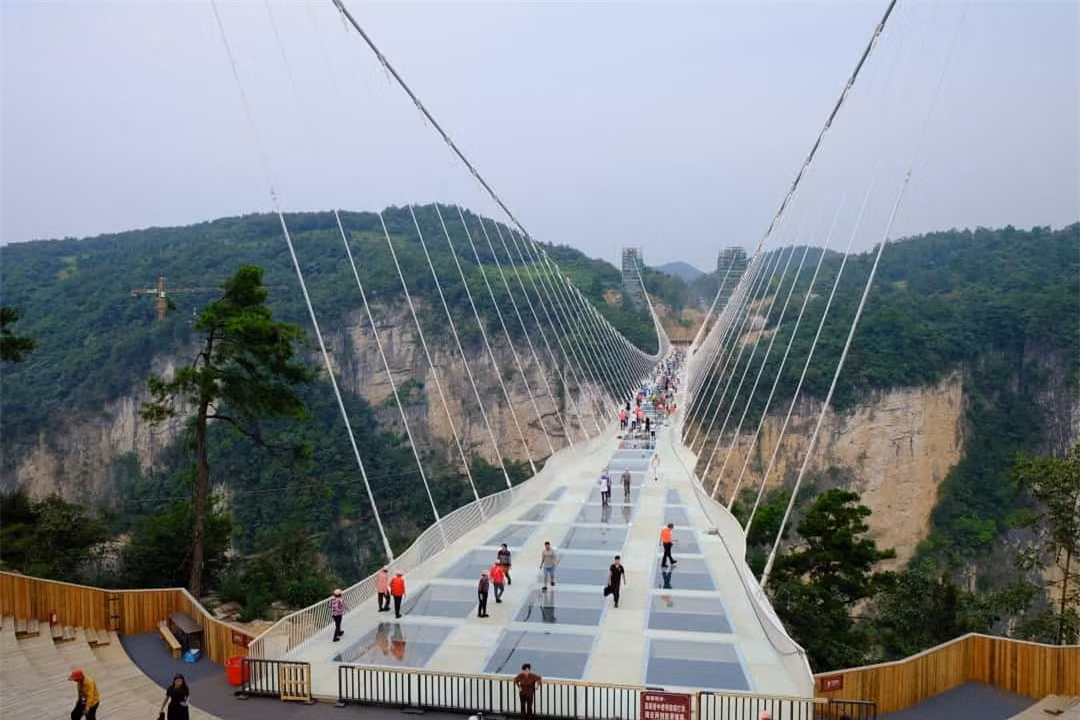  Công viên rừng quốc gia Trương Gia Giới: "Kho báu" đáng kinh ngạc này nằm ở phía bắc tỉnh Hồ Nam. Công viên thu hút khách du lịch với những đỉnh núi và những cột đá khổng lồ và những thung lũng sâu. Hàng nghìn thành tạo sa thạch tự nhiên chiếm ưu thế trong cảnh quan của công viên này, một số trong số chúng đạt đến độ cao 200 m. Nơi đây là nguồn cảm hứng cho những ngọn núi nổi trong bộ phim “Avatar”.