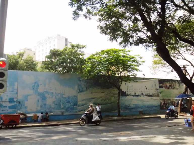 Trước đó, đầu năm 2009, lý do dự án này chưa khởi công được vì xảy ra "lùm xùm" quanh việc đền bù cho các hộ dân không thỏa đáng.