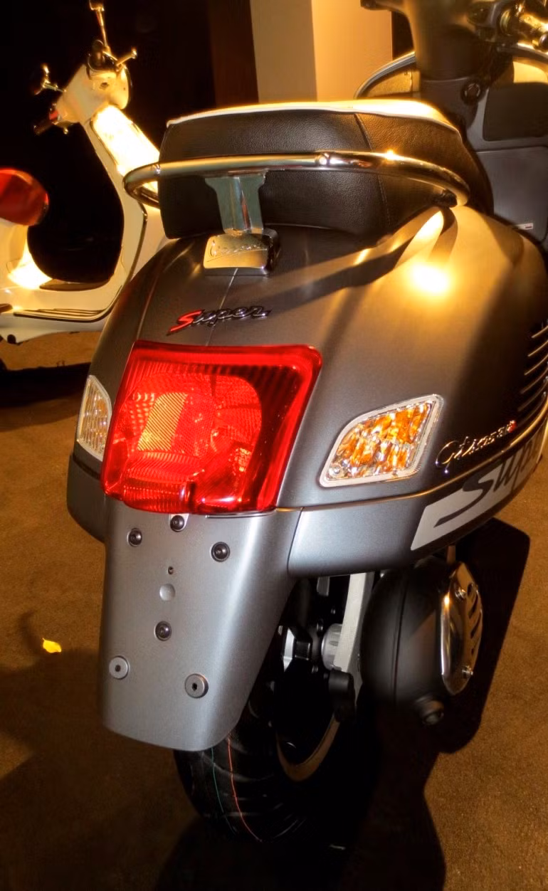 GTS 125 3V có hộc để đồ dưới yên xe lớn nhất trong các xe Vespa hiện nay có thể chứa 2 mũ bảo hiểm dạng cả đầu cùng một số vật dụng khác.