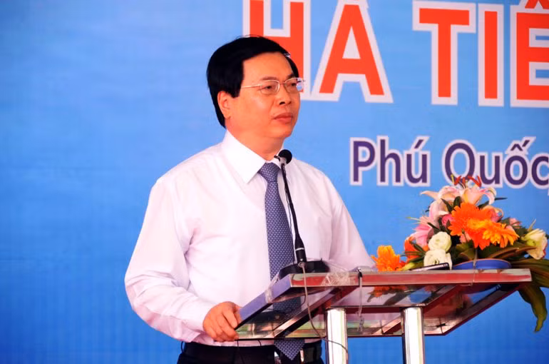 Bộ trưởng Bộ Công Thương Vũ Huy Hoàng phát biểu tại buổi lễ khởi công đường cáp ngầm xuyên biển ngày 17/11.