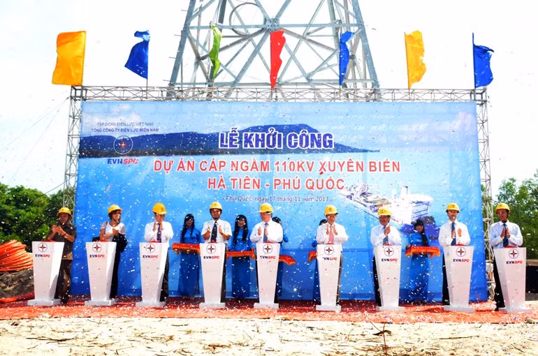 Dự án cáp ngầm xuyên biển có tổng vốn đầu tư là 2.336 tỷ đồng. Trong đó, phần cáp ngầm 110kV xuyên biển Hà Tiên - Phú Quốc có chiều dài 58km, sử dụng cáp ngầm 3 lõi tiết diện 630mm2(tương ứng 1.932 tỷ đồng), do nhà thầu EPC là Prysmian Powerlink SRL (Italia) triển khai thực hiện từ 17/11/2013 và dự kiến hoàn thành vào ngày 13/01/2014.
