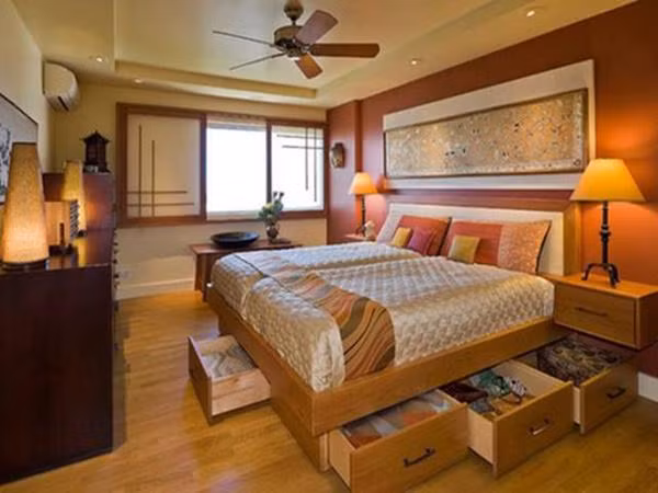 Ngoài ra, việc đặt sách vởi cũ ở đây cũng ảnh hưởng tới đường tài lộc công danh của các thành viên trong nhà. Do sách vở là đường quan lộ thường gắn liền với nhau, khi đặt dưới gầm giường khiến chúng bị dè nén khó lòng phát triển được. (*) Thông tin chỉ mang tính tham khảo