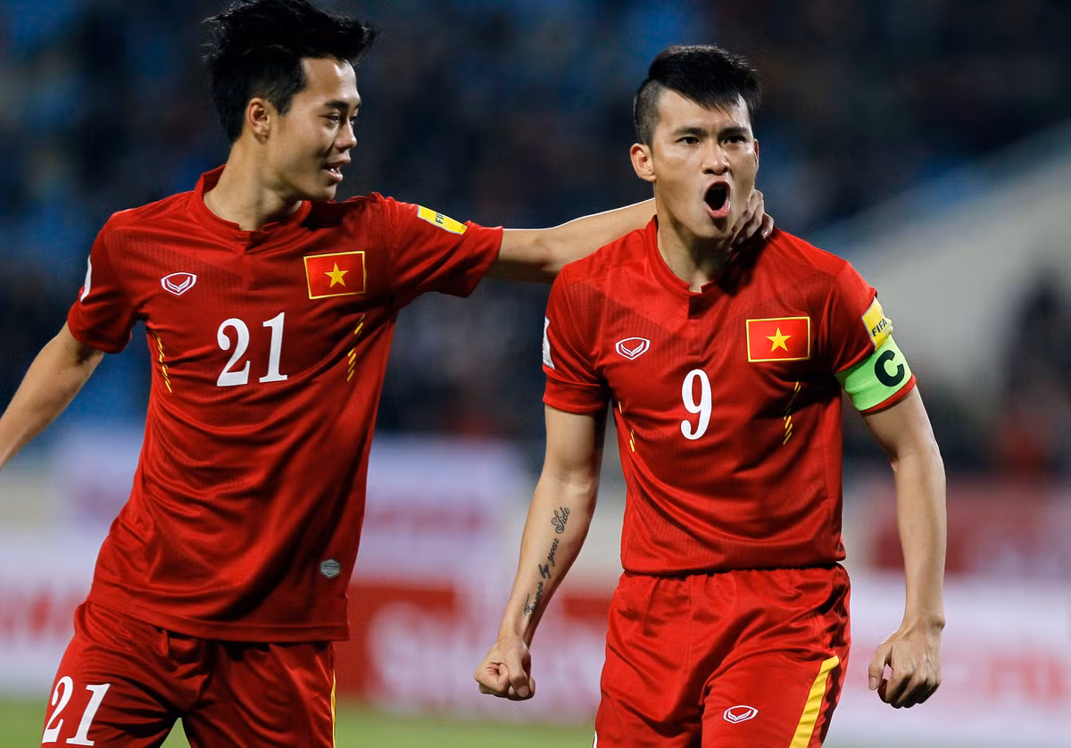 Lê Công Vinh (phải) từng được khoác áo Leixoes (Bồ Đào Nha) vào năm 2009. Đến năm 2013, anh thi đấu cho Consadole Sapporo và ghi được 2 bàn thắng sau 11 lần ra sân ở J2 League và Cúp Hoàng đế Nhật Bản. Cựu tuyển thủ Việt Nam chủ yếu được ra sân từ băng ghế dự bị. Ảnh: AFF.
