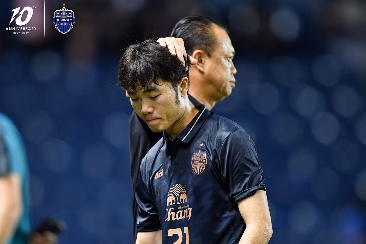 Giống Công Phượng, Lương Xuân Trường cũng được chơi ở 3 đội bóng nước ngoài. Anh lần lượt khoác áo Incheon United, Gangwon (Hàn Quốc) và Buriram United (Thái Lan). Trong đó, anh thể hiện được nhiều nhất khi chơi cho Buriram với 9 trận đấu và một bàn thắng từ chấm đá phạt. Tuy nhiên, tiền vệ của HAGL không trụ lại được Buriram khi các ngoại binh của đội bóng này chất lượng hơn. Ảnh: Buriram.