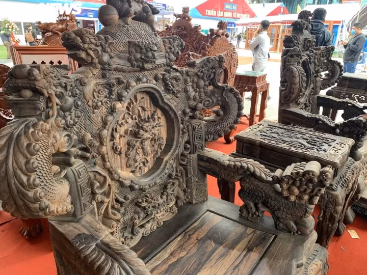 Bà Toan, đến từ Hợp tác xã đồ gỗ mỹ nghệ Toan Lộc Đồng Kỵ, nơi sản xuất bộ bàn ghế cho biết: “Toàn bộ 17 sản phẩm của bộ bàn ghế này đều được đục bằng tay, không có bất cứ chi tiết nào xử lý công nghiệp. Do đó, thời gian để hoàn thành rất lâu, phải được tính bằng năm”.