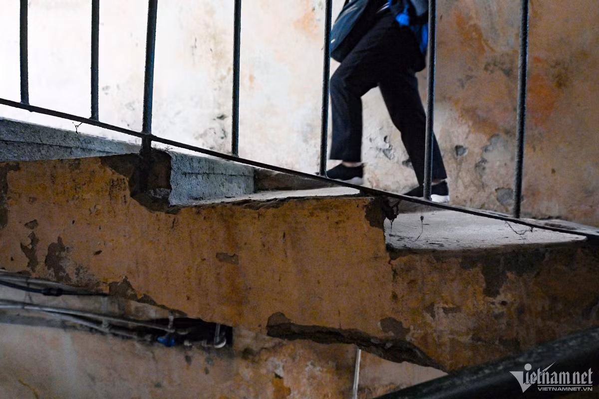 Giống với nhiều dãy nhà khác tại tập thể Nghĩa Tân, cầu thang tại dãy D1 luôn trong tình trạng tay vịn lỏng lẻo, lối đi sứt mẻ.