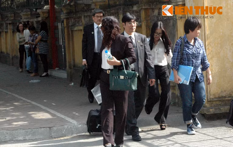 Bà Lan ăn vận khá giản dị với quần đen, áo sơ mi trắng.