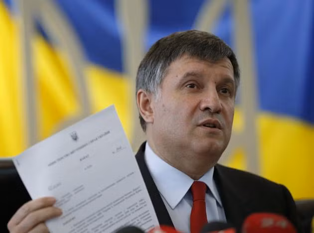 2. Bộ trưởng Nội vụ Arsen Avakov: Ông Avakov trở thành một trong những nhân vật nổi bật nhất thời hậu Yanukovych bởi việc thường xuyên cập nhật trên trang Facebook cá nhân về tình hình Ukraine. Ông là thành viên của đảng Batkivshchyna (Thủ tướng tạm quyền Arseniy Yatsenyuk cũng là người của đảng này). Trước khi cựu Tổng thống Yanukovych lên nắm quyền vào năm 2010, ông Avakov từng là người đứng đầu khu vực Kharkiv. Trong giai đoạn 2012-2013, ông xin “tị nạn chính trị” ở Italy sau khi vướng vào một vụ án hình sự.