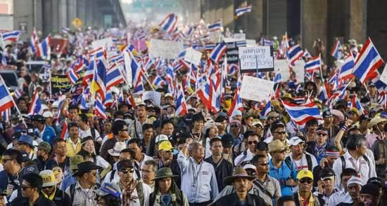 Lãnh đạo biểu tình Suthep Thaugsuban (trung tâm ảnh) tham gia diễu hành với đám đông người ủng hộ.