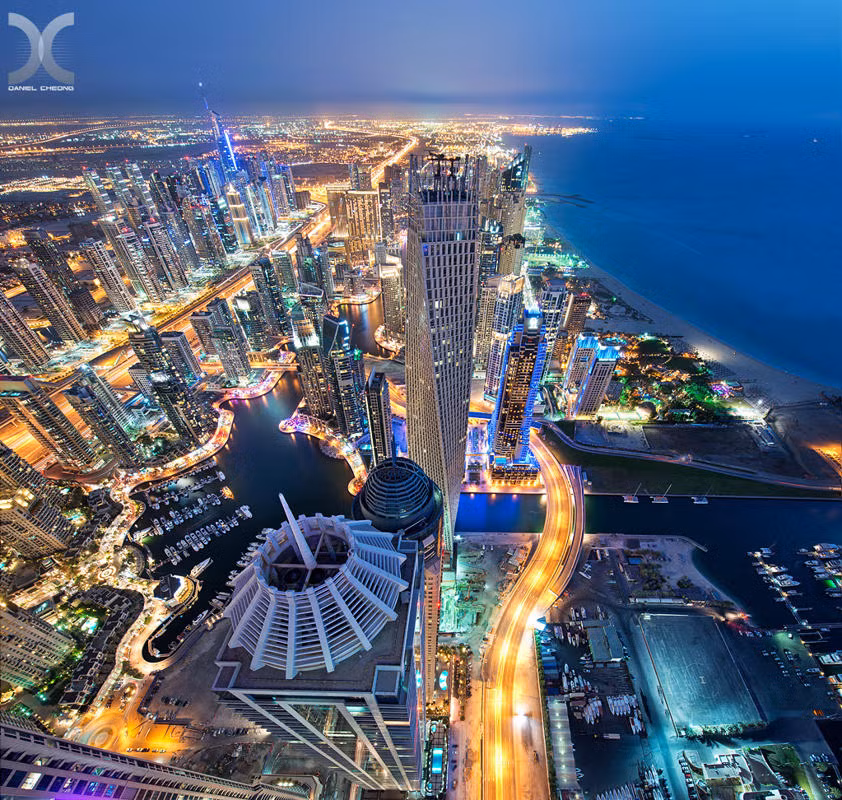 Dubai vàng rực, lung linh ánh đèn điện chụp từ tầng 85 của tòa tháp Princess.