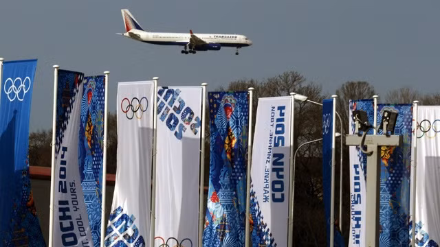 Một chiếc máy bay chuẩn bị hạ cánh gần Sochi, Nga.