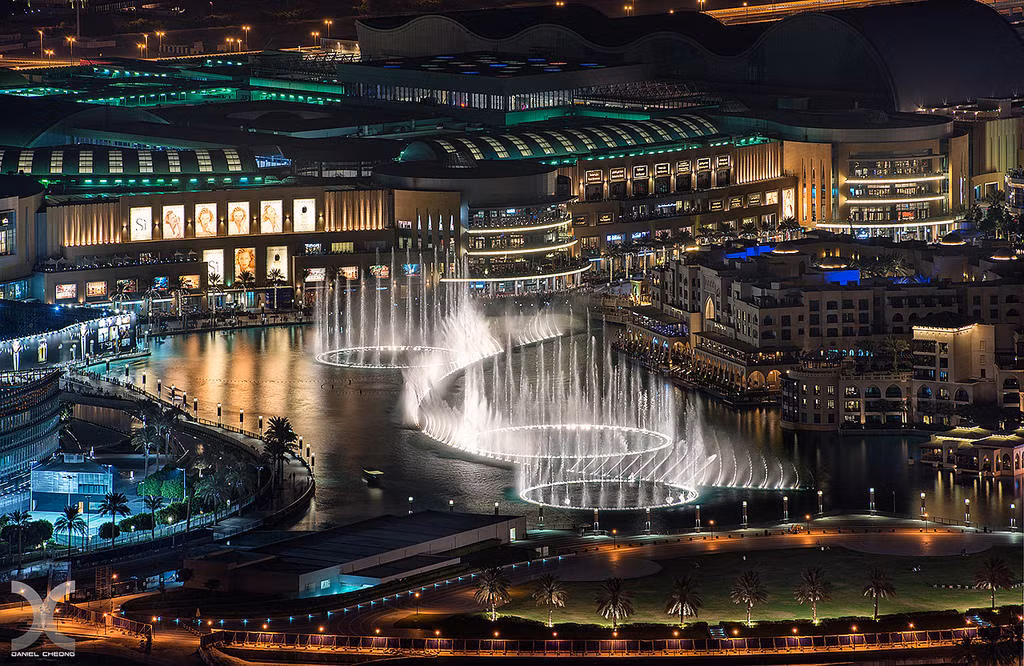 Dubai lộng lẫy, hiện đại nhìn từ một tòa nhà chọc trời ở vịnh Business.