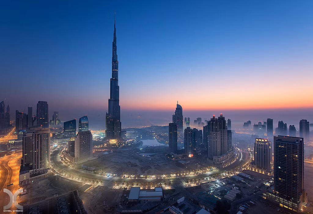 Làn sương sớm mỏng tang, huyền ảo bao bọc thành phố Dubai lộng lẫy.