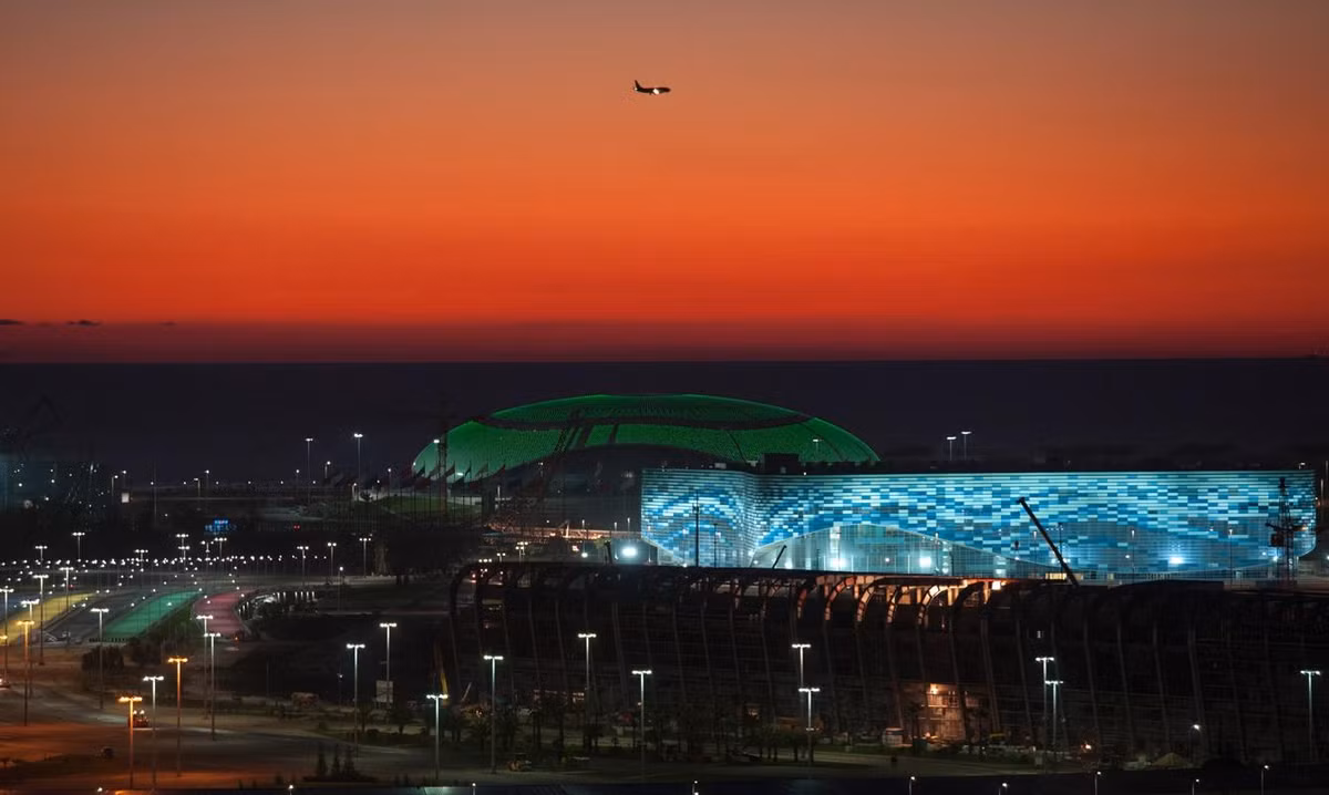 Được biết, Nga đã chi tới khoảng 2 tỷ USD cho các biện pháp an ninh tại Olympic Sochi 2014. Trong khi đó, Tổng thống Putin đã quyết định bỏ ra 51 tỷ USD để tổ chức Thế vận hội Sochi. Theo đó, Thế vận hội tại Sochi được cho là Olympic đắt nhất lịch sử. Trong ảnh là sân vận động Iceberg, nơi thi đấu các môn trượt băng nghệ thuật và phía sau nó là sân vận động Bolshoy. Các sân vận động được thắp sáng trong công viên Olympic thuộc khu nghỉ mát Biển Đen Sochi.