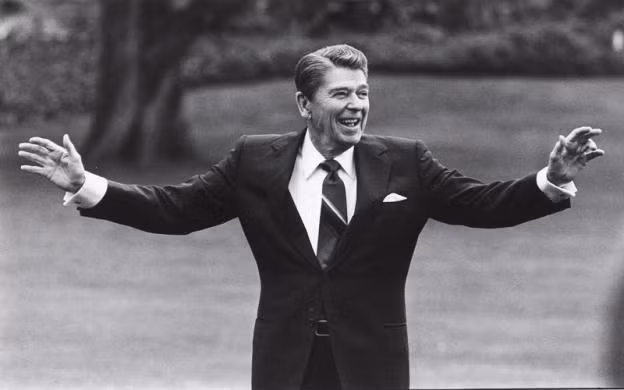 Tài tử điển trai của Hollywood Ronald Reagan ghi lại dấu ấn lịch sử khi là người đầu tiên đánh bại các tư tưởng bảo thủ quan niệm sân khấu chính trị không dành cho diễn viên, người nổi tiếng để trở thành Thống đốc California và sau đó là Tổng thống Mỹ trong suốt 2 nhiệm kỳ giai đoạn 1981-1989.