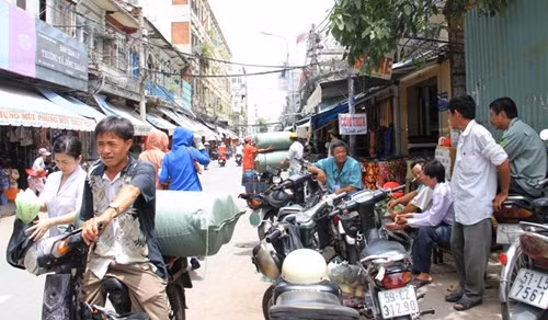 Tại khu Chợ Lớn từ bao đời nay, người Việt và người Hoa cùng làm ăn, chung sống, giúp đỡ lẫn nhau khi hoạn nạn. "Người dân 2 đất nước Việt - Trung muôn đời là bạn, cùng chung tay xây dựng cuộc sống, đất nước. Chúng tôi mong chính phủ 2 nước cùng giải quyết vấn đề Biển Đông trong hòa bình, hiểu biết lẫn nhau. Mong Trung Quốc hãy đưa giàn khoan khỏi vùng biển thuộc chủ quyền của Nhân dân Việt Nam", nhiều tiểu thương người Việt, người Hoa ở thương xá Đồng Khánh (Chợ Lớn) cùng chia sẻ.
