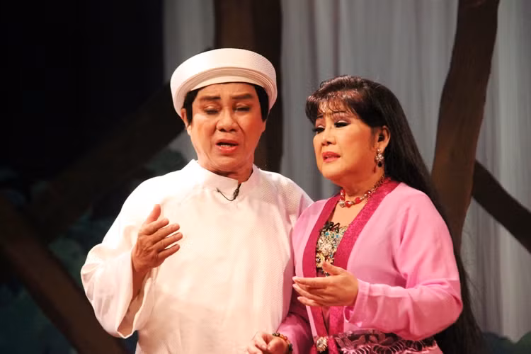 Đã lâu lắm rồi, khán giả mộ điệu cải lương mới có dịp nhìn lại cặp đào kép lừng lẫy một thời Trần Minh, Thi Sách -Thanh Sang và Quỳnh Nga, Trưng Trắc - Phượng Liên.