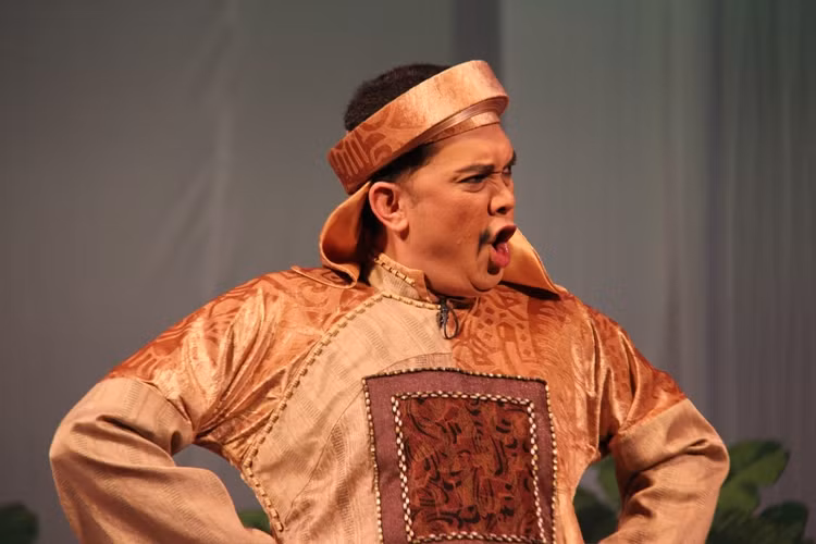 NSƯT Hữu Châu trong vai huyện quan cha của tiểu thư Quỳnh Nga.