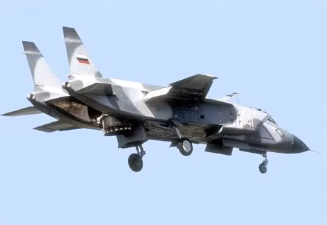 Để cất hạ cánh thẳng đứng, Yak-141 của Nga trang bị động cơ phản lực với vòi phun có thể đồi chiều.