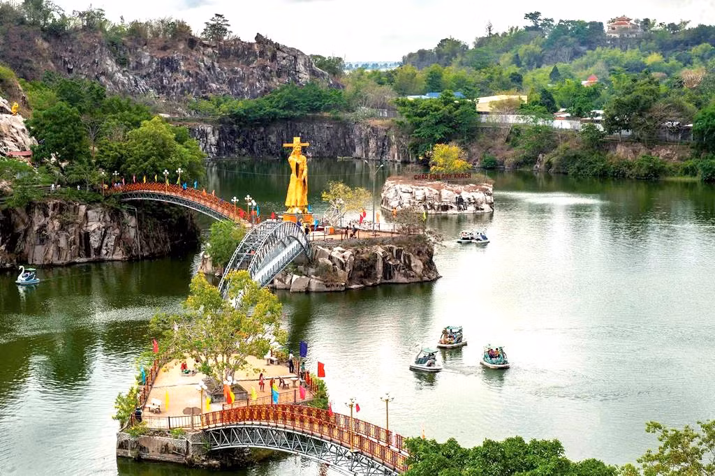 3 huyện sau đây của tỉnh An Giang hiện có 3 thị trấn: Thoại Sơn (các thị trấn Núi Sập, Phú Hòa, Óc Eo), Tịnh Biên (các thị trấn Tịnh Biên, Nhà Bàng, Chi Lăng), Tri Tôn (các thị trấn Tri Tôn, Ba Chúc, Cô Tô). Trong ảnh là hồ Ông Thoại, một điểm du lịch ở thị trấn Núi Sập, huyện Thoại Sơn, tỉnh An Giang. Ảnh: Báo An Giang.