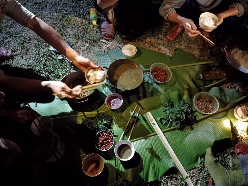 Bữa ăn đạm bạc giữa rừng của đội Anti Poaching. Nhiều tháng ròng họ “ăn rừng ngủ rừng“, bám rừng để gỡ bẫy, cứu từng con thú dính bẫy. Ảnh: SVW