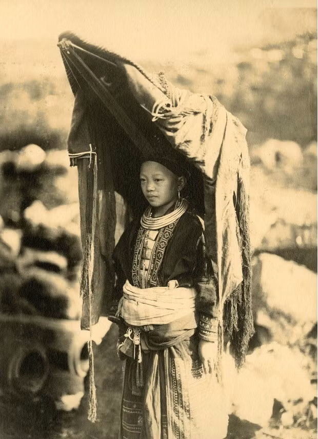 Ảnh khuyết danh được chụp khoảng năm 1925. Trong hình là thiếu nữ ở Lào Cai.
