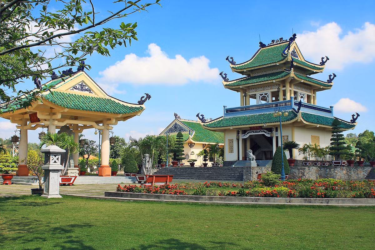 Đồng Nai hiện có 2 thành phố: Biên Hòa (tỉnh lỵ) và Long Khánh. Bà Rịa - Vũng Tàu hiện có 2 thành phố: Bà Rịa (tỉnh lỵ) và Vũng Tàu. Trong ảnh là Văn miếu Trấn Biên ở TP Biên Hòa, tỉnh Đồng Nai, công trình mang tính biểu tượng, gắn với lịch sử hình thành và phát triển vùng đất này nói riêng và Nam Bộ nói chung. Ảnh: Du Lịch Đồng Nai.