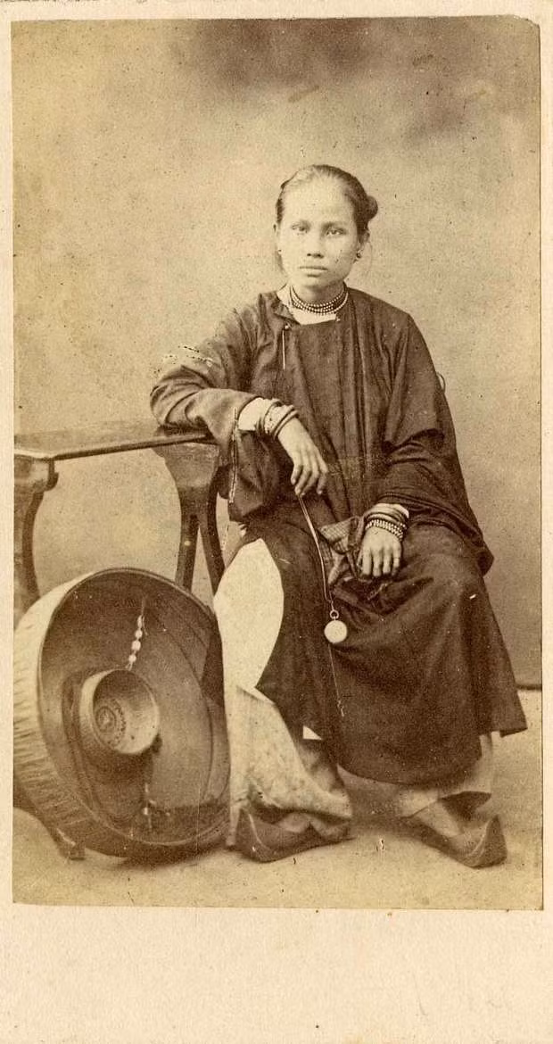 Ảnh được chú thích: Thiếu nữ An Nam, do Clément Gillet chụp khoảng 1864-1867. Ông được cho là người mở hiệu ảnh thương mại đầu tiên ở Việt Nam năm 1863.