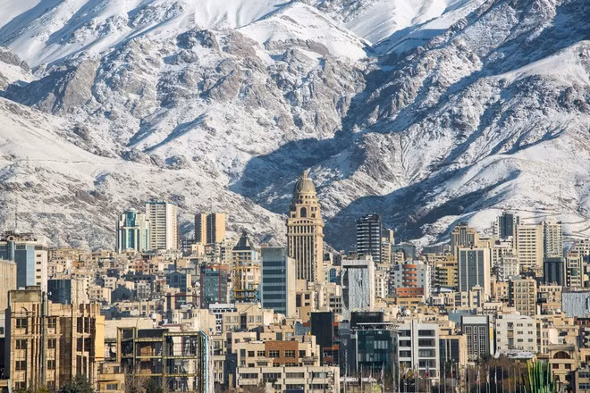br/> Tehran là thủ đô và thành phố lớn nhất Iran, trung tâm kinh tế và văn hoá của cả nước. Thành phố này cũng là một trong những địa danh du lịch nổi tiếng, tập trung nhiều điểm tham quan như cung điện Golestan, tháp Azadi, viện bảo tàng quốc gia Malik, công viên Park-e-Jamshidieh, Park-e-Mellat… Ảnh: Tehran CAB.