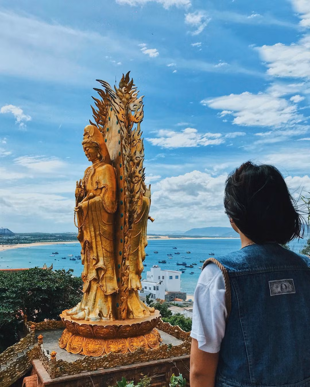 Tịnh Xá Ngọc Hòa nằm ở xã Nhơn Lý, TP Quy Nhơn, tỉnh Bình Định. Người ta thường gọi đây là tượng Phật "đôi", do thiết kế tượng gồm 2 hình tượng Quan Âm đứng trên tòa sen, trong thế quay lưng vào nhau: Quan Thế Âm Nam Hải mặt hướng ra biển, và Quan Thế Âm Kiết Tường mặt hướng ngược lại. Ảnh: Iammeo.meo.