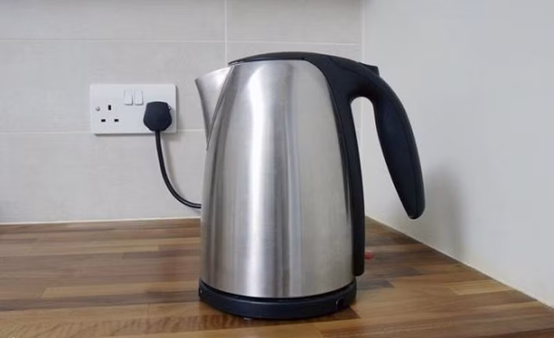 Đun nước bằng ấm siêu tốc liên tục. Nhiều gia đình có thói quen đun liền vài ba ấm nước để tiết kiệm thời gian và tiết kiệm điện, tranh thủ lúc ấm còn đang nóng. Tuy nhiên, đây là một việc làm vô cùng nguy hiểm. Khi ấm làm việc liên tục, mâm nhiệt sẽ bị nóng quá mức dẫn đến nguy cơ cháy ấm cao. 
