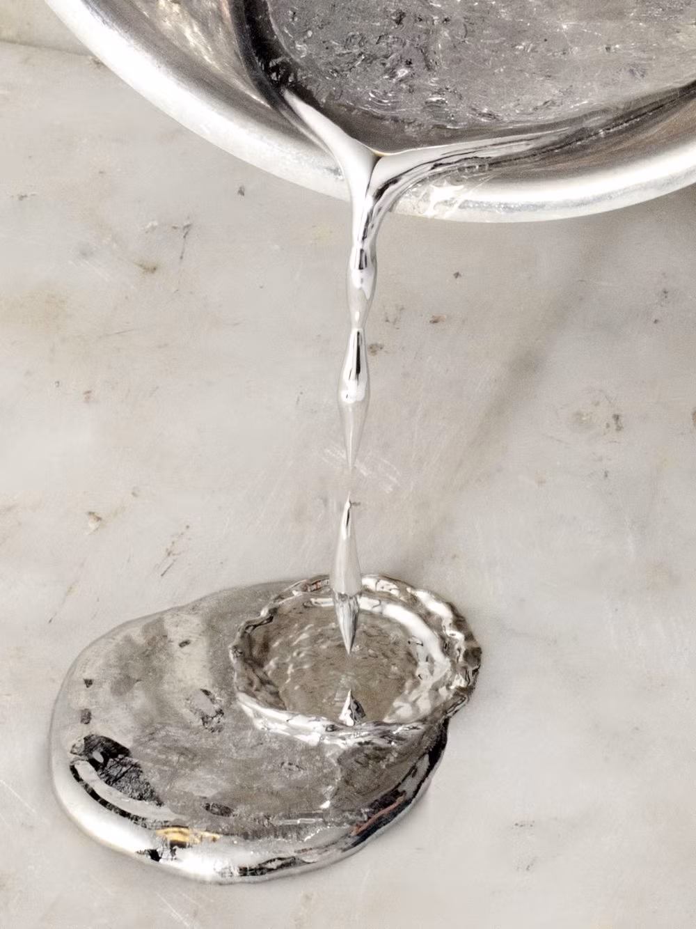 Đến đầu thế kỷ 20, thủy ngân lại được một số bác sĩ dùng để chữa những chứng bệnh lây qua đường tình dục như giang mai. Và cũng giống với những gì đã xảy ra trong lịch sử, thay vì hết bệnh, nhiều bệnh nhân đã chết vì bệnh gan hoặc thận do độc tố từ thủy ngân.